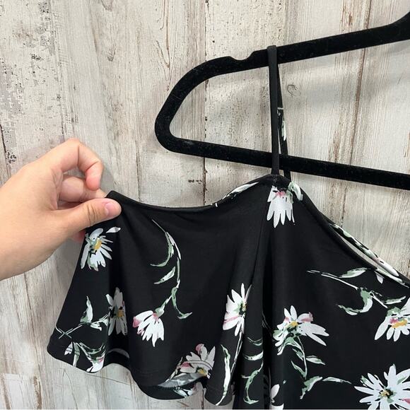Kaileigh Valette Back Black Floral Cold Shoulder Top - Picture 4 of 6
